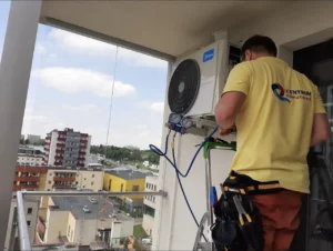 Paweł Kaczor podczas serwisu klimatyzacji